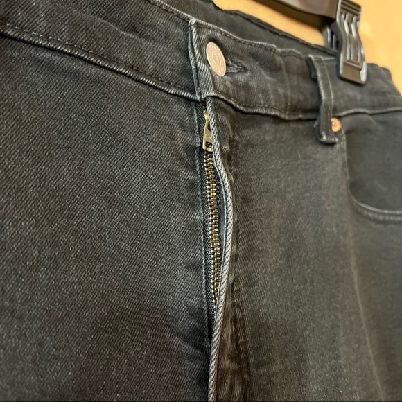 Levi’s Vintage 550 Distressed High Rise Relaxed Fit Tapered Mom Jeans Size 32 - Picture 4 of 16